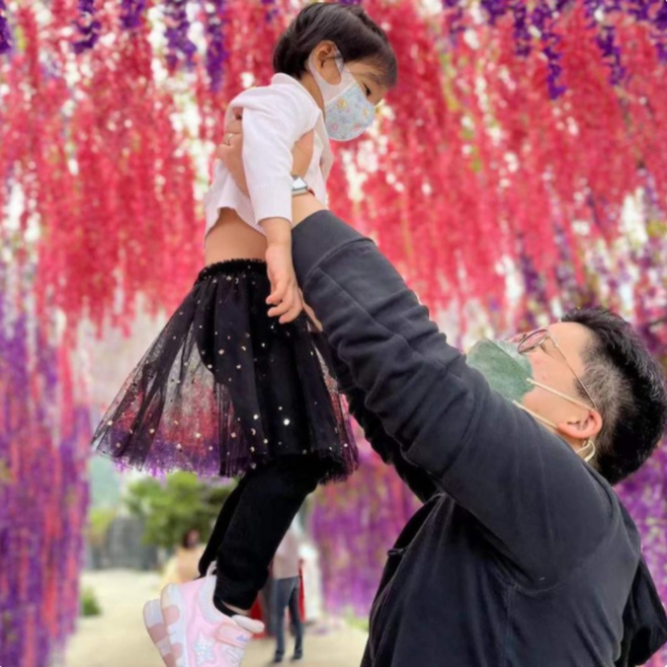 4歲霍中怡比姐姐時尚，穿紗裙鮮花前擺造型，愛美的心遺傳朱玲玲