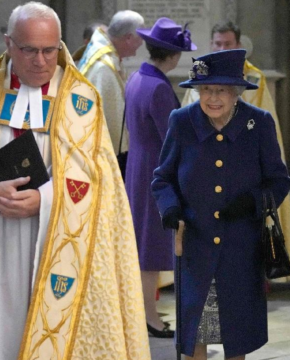 93歲女王冬天也光腿，比小21歲的卡米拉優雅，現今卻不得不用柺杖