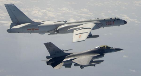 距實戰只差一步！解放軍臺海巡航已至完整姿態，灘頭突擊實操上演