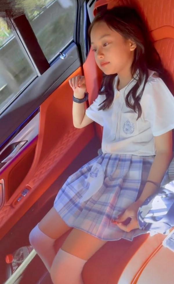 中秋節駕到，李小璐甜馨一起過節，賈乃亮曬出巨型月餅