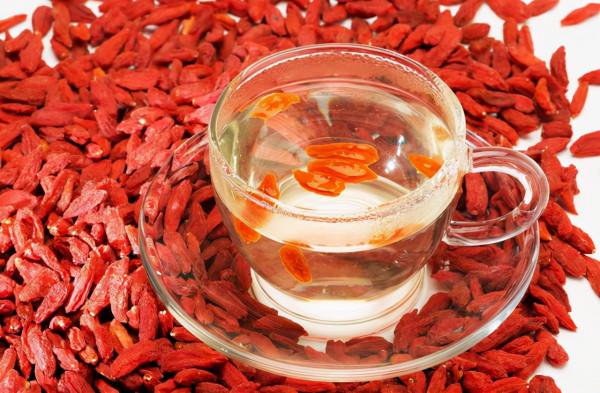 江蘇一男子每天用枸杞子泡水喝，堅持了3個月，身體有什麼變化？