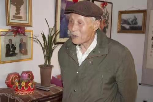 83年，一山東老農因倒茶身份暴露，85歲被隆重邀請到中南海