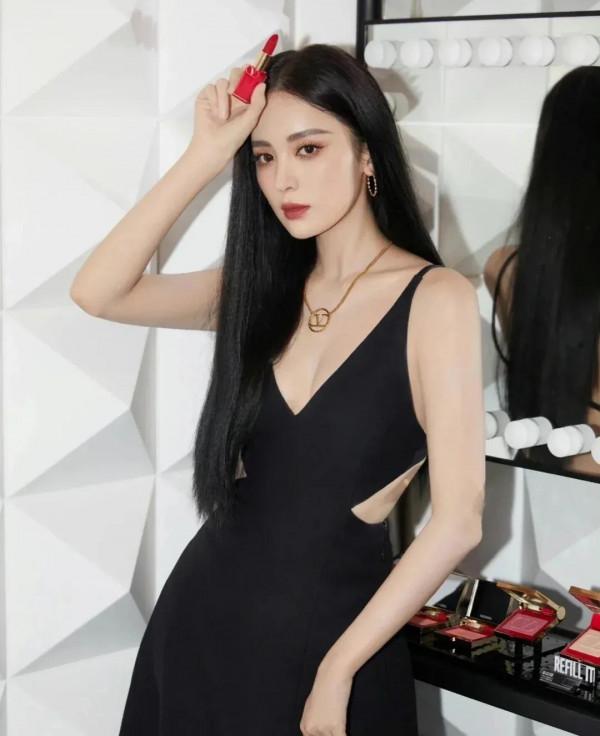 古力娜扎，直髮黑禮服。直接絕絕子好吧！@古力娜扎