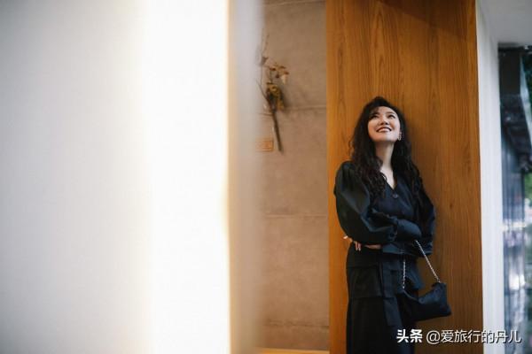 菅紉姿一襲黑色穿搭氣質滿滿，高階感十足