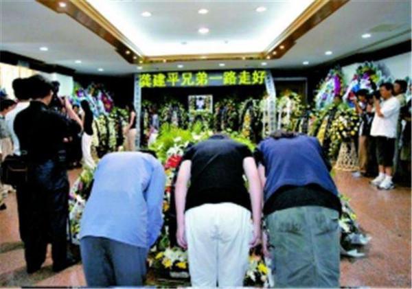 “第一黑哨”龔建平之死：“老實人”被“精明人”坑了？