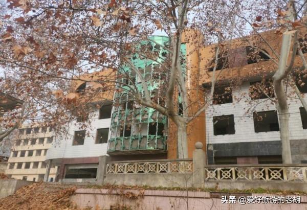 曾經擁有5000多人的廠區，銀行賓館齊全，如今被廢棄荒蕪一人