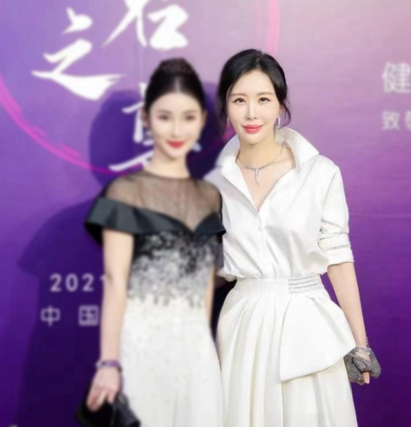 40歲田樸珺穿高定致敬白衣天使,舉辦奢侈晚宴,好友王琳也去捧場 40歲田樸珺穿高定致敬白衣天使,舉辦奢侈晚宴,好友王琳也去捧場