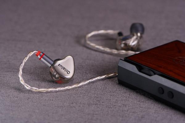 水晶般溫潤透明的聲音：Oriolus「銀黃鸝JP」十動鐵耳塞音質體驗