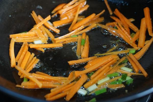 下雪天,我家隔三差五做這菜,不放肉也很香,好吃不上火 下雪天,我家隔三差五做這菜,不放肉也很香,好吃不上火