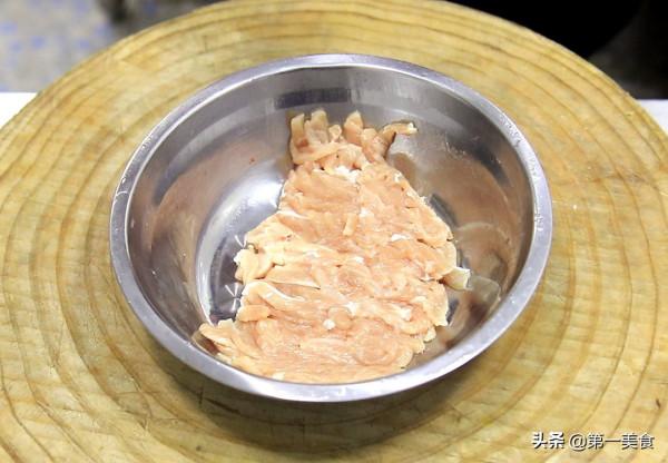 黃花菜炒肉絲很多人第一步就做錯了，難怪不好吃，大廚教你如何做