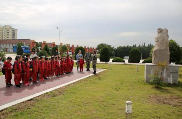 關注|啥情況?軍營裡突然來了一群萌娃 關注|啥情況?軍營裡突然來了一群萌娃