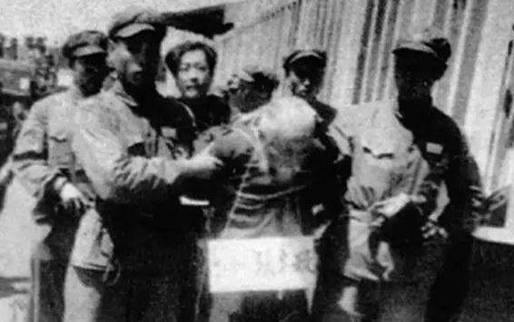 抗日戰爭時期,大漢奸向日軍捐獻40架戰機,得天皇接見 抗日戰爭時期,大漢奸向日軍捐獻40架戰機,得天皇接見