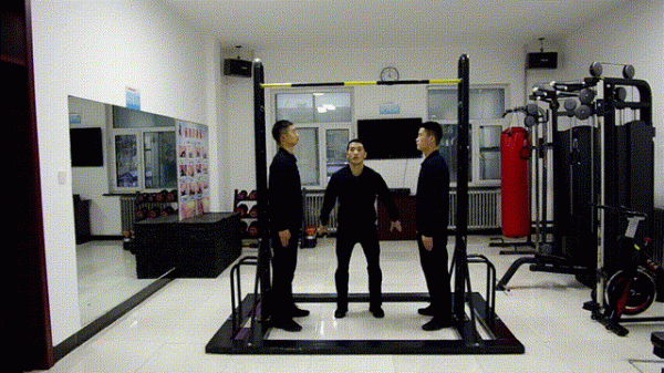 &OpenCurlyDoubleQuote;五招&rdquo;帶你突破單槓卷身上