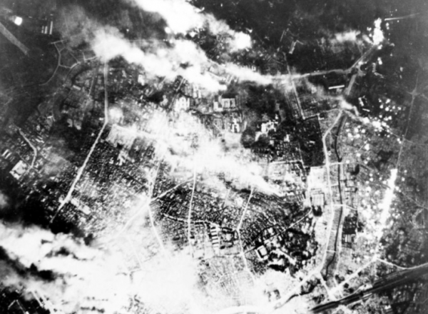 1945年李梅火攻,美國最瘋狂的軍事行動,徹底摧毀了日本工業 1945年李梅火攻,美國最瘋狂的軍事行動,徹底摧毀了日本工業