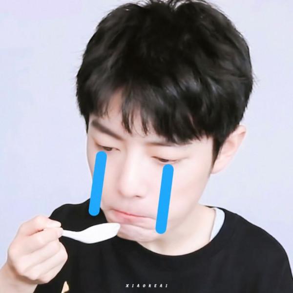 這是誰家的小可愛明明是小熊貓還沒睡好就被拉起來吃飯,你們壞懷 這是誰家的小可愛明明是小熊貓還沒睡好就被拉起來吃飯,你們壞懷