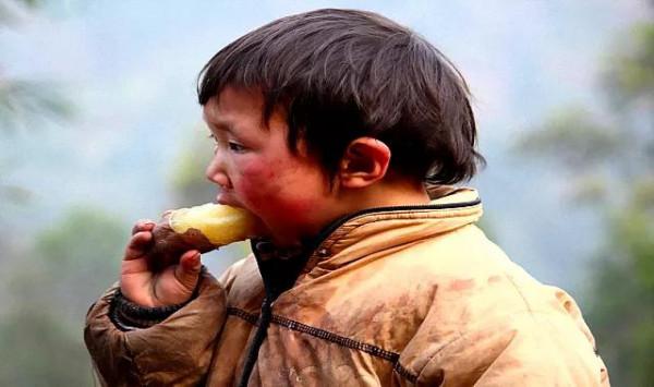 孤兒吃百家飯長大,28年後,他為每戶蓋一棟別墅,以謝養育之恩 孤兒吃百家飯長大,28年後,他為每戶蓋一棟別墅,以謝養育之恩