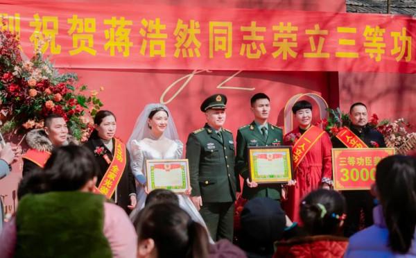 喜上加喜！新婚夫妻雙雙榮立三等功，婚禮現場收到立功喜報