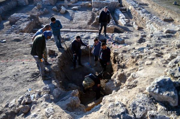 考古學家在土耳其古城發現，1800年前古羅馬騎兵的鐵面具