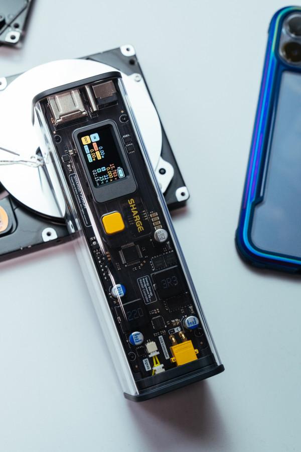 無法拒絕的賽博朋克工業美學：閃極100W超級移動電源 體驗分享