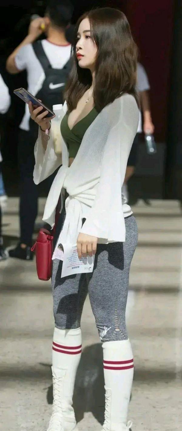 想要“提臀收胯”不能缺了瑜伽褲,它的修身效果有目共睹 想要“提臀收胯”不能缺了瑜伽褲,它的修身效果有目共睹