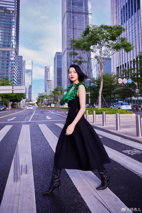 大灣區中秋晚會:溫碧霞露肩撩人,趙麗穎又仙又欲,舒淇驚豔全場 大灣區中秋晚會:溫碧霞露肩撩人,趙麗穎又仙又欲,舒淇驚豔全場