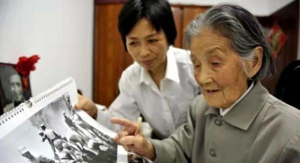 99歲抗戰女兵離家70年，終圓夢迴故鄉，在孫中山照片前敬了個軍禮