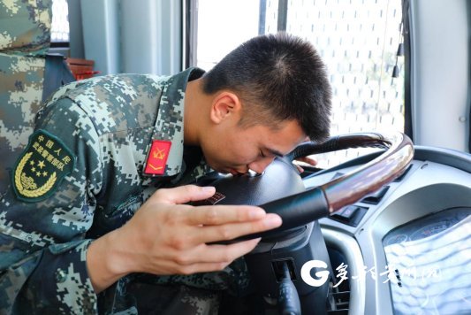8年駕駛 安全行車100萬公里 8年駕駛 安全行車100萬公里