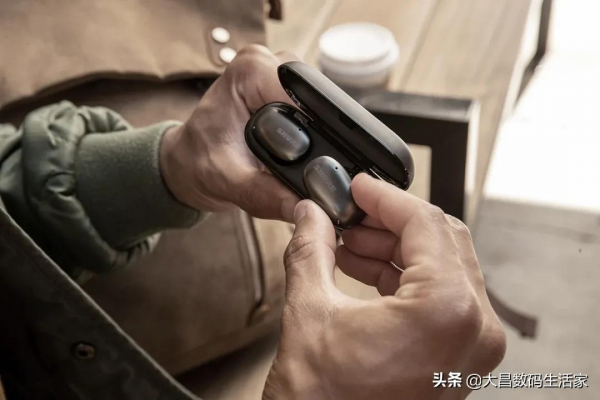 SHURE攜手Jacob Collier | 全球正式釋出AONIC FREE真無線隔音耳機