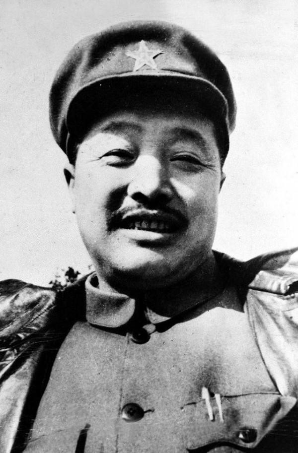 賀龍和周恩來關係有多好？當面開玩笑：你家餐桌上沒有大好形勢