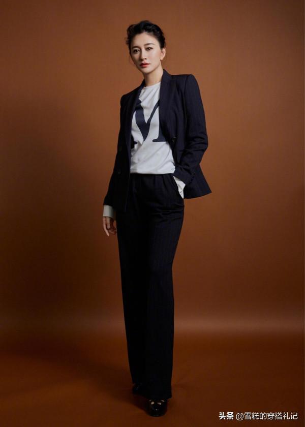 女人年過45歲，建議少穿“藏藍色”！今秋流行這3種顏色，真減齡