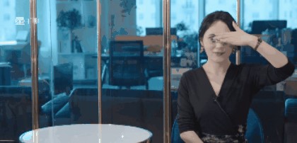 53歲陳紅聚會近照曝光，雙目無神顯疲態：3招讓你的眼睛會說話