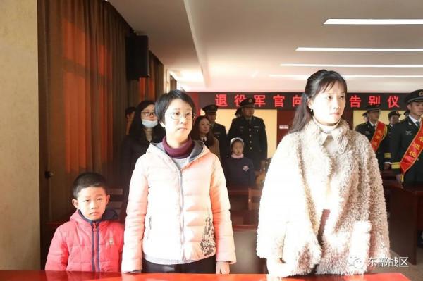 揮淚轉身，32名軍官光榮退役