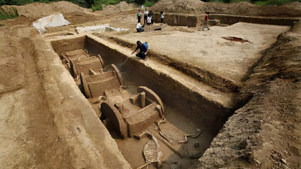 洛陽發現西漢時期的墓葬群，墓內出土文物很多，墓主身份至今成謎
