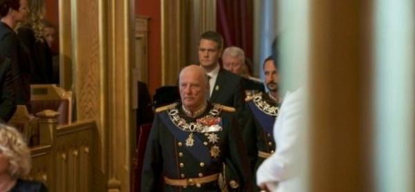 冰雪女王成人禮！17歲公主褐發美顏，竟駕駛F16戰機巡視王國