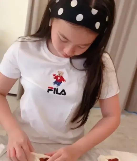 劉濤女兒長大和王珂越來越像了，沒有小時候可愛