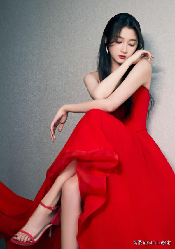 關曉彤越來越有氣質，時尚大氣又好看，大長腿實力搶鏡