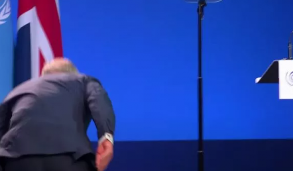 查爾斯出席Cop26峰會,登臺演講險些絆倒,恢復平衡後臉漲得通紅 查爾斯出席Cop26峰會,登臺演講險些絆倒,恢復平衡後臉漲得通紅