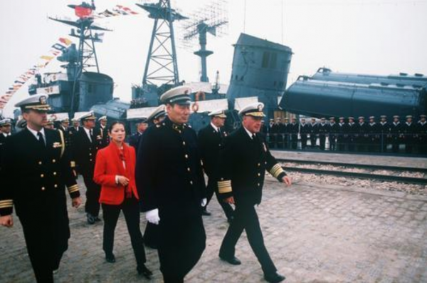 美國海軍首次訪華細節：入港不掛滿旗，劉華清上將當場撤了儀仗隊