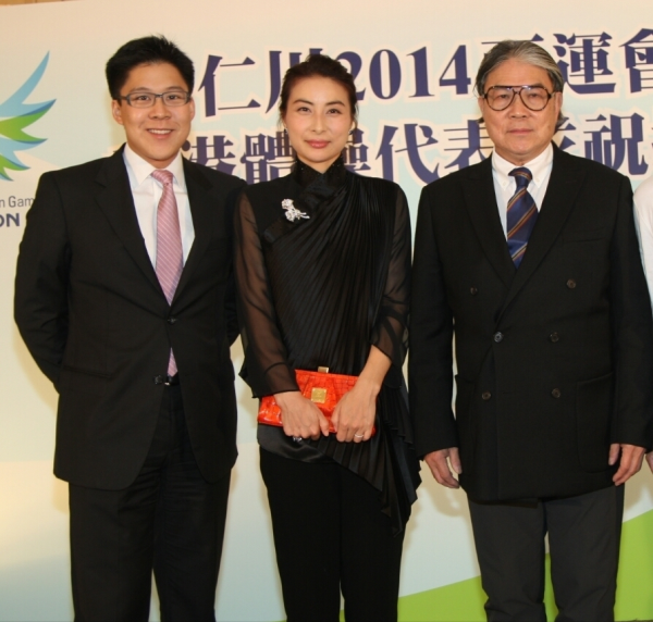 郭晶晶出席活動，穿黑色旗袍上衣氣質脫俗，和公公同框氣場也不輸