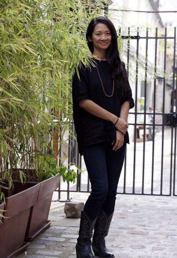 中國女導演現身《永恆族》紅毯，雖然穿得有點老氣，但不影響氣質