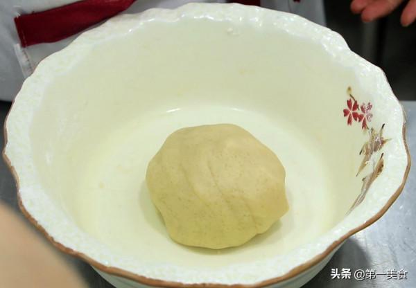 家常老婆餅，只要掌握油酥和油皮的技巧，在家也能做出金黃焦酥