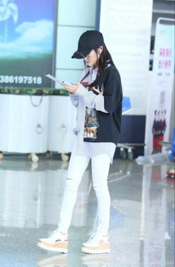 李小璐穿健美褲現身機場，除了腿粗還有點短
