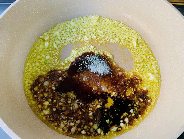 做蠔油生菜，很多人直接下鍋，多加2樣食材，顏色翠綠，香味濃郁