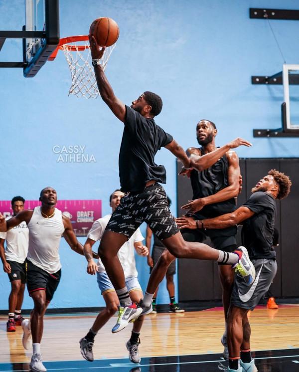 移動的詩篇！多位球員進行對抗訓練，米切爾希爾德等人入鏡