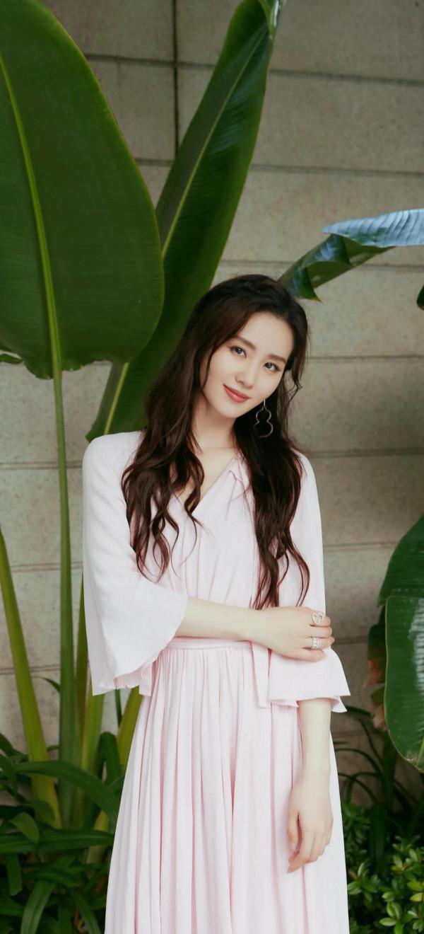 女神劉詩詩，高貴優雅