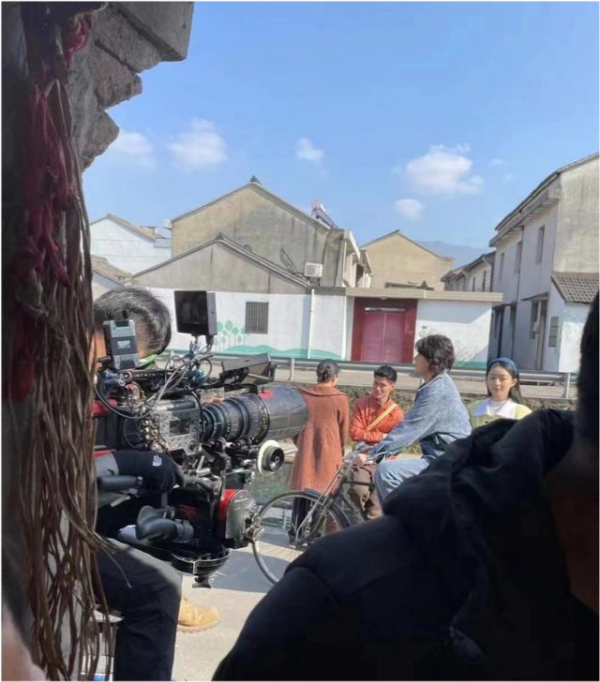 趙麗穎新劇路透罕見曝光！穿復古風盡顯時髦範，胖了顏值反而驚豔