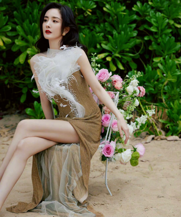 太驚豔了!楊冪一襲金色高開叉長裙大秀美腿,女人味十足 太驚豔了!楊冪一襲金色高開叉長裙大秀美腿,女人味十足