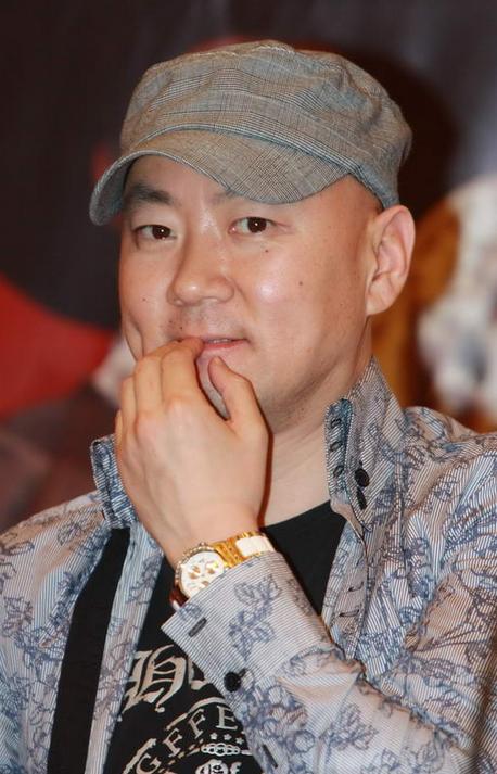 登20次春晚，因8個字被索賠1億，55歲未婚無子，郭冬臨如今怎樣了