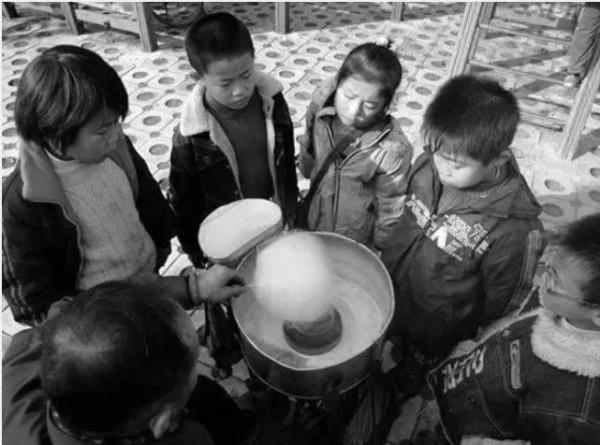 那年，媽媽每天步行60多里彎上百次腰，撿鴨毛鵝毛供我讀書的故事