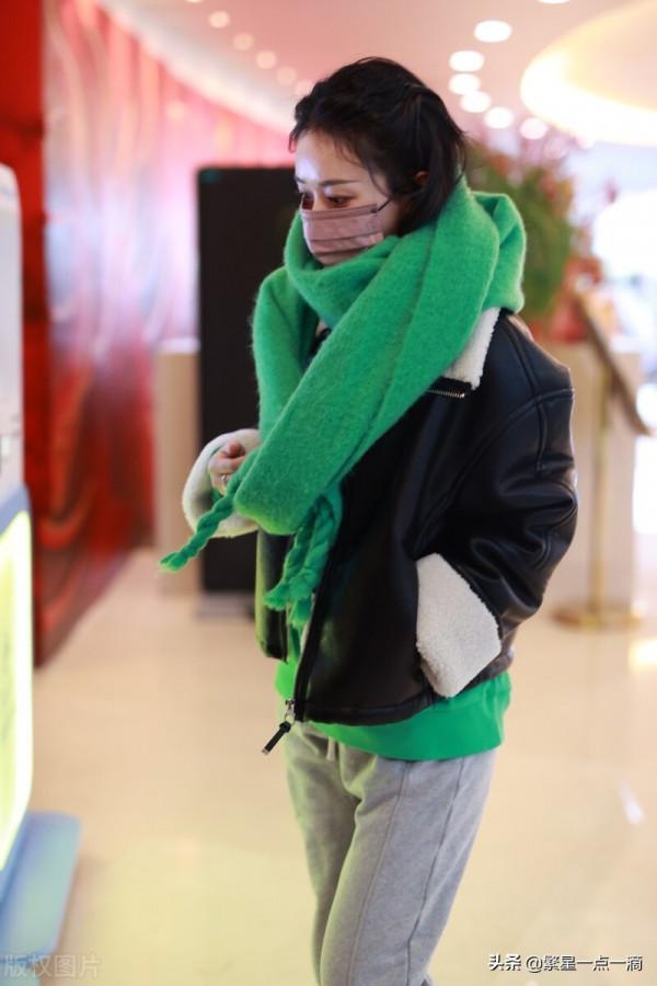 趙麗穎出道15年首次參加央視春晚彩排 穎綠圍巾搭翻領夾克 靈巧可愛